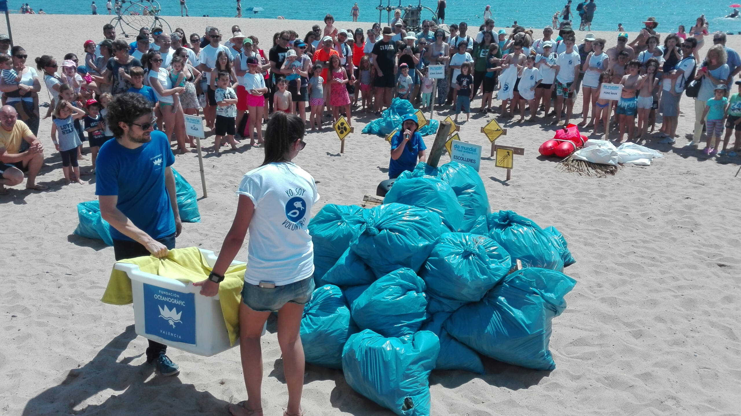 Limpieza de playa junto a escolares